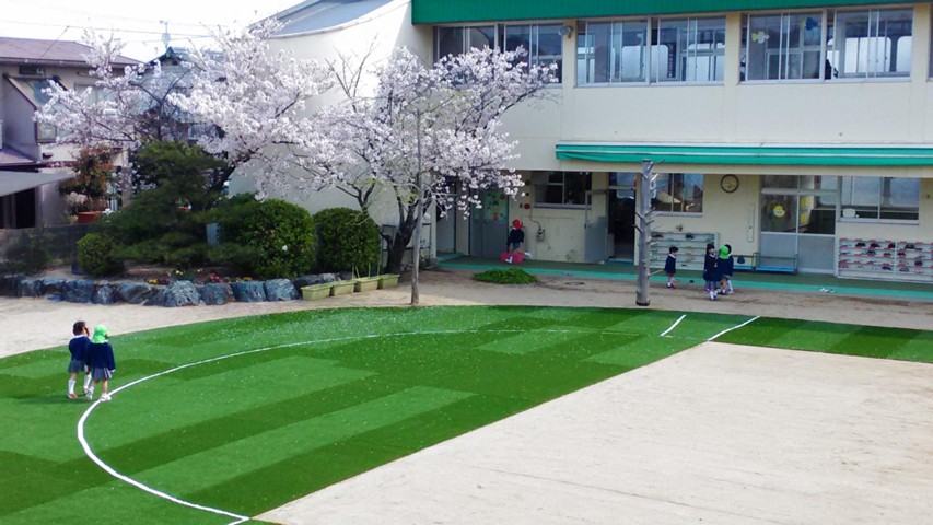 幼稚園・保育園・学校施設のウッドデッキと人工芝