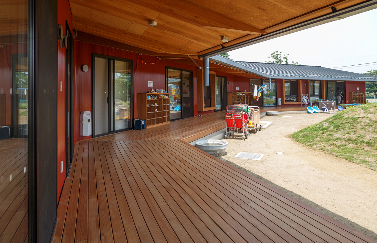 幼稚園・保育園・学校施設のウッドデッキと人工芝