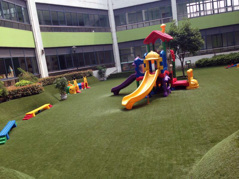 幼稚園・保育園・学校施設のウッドデッキと人工芝