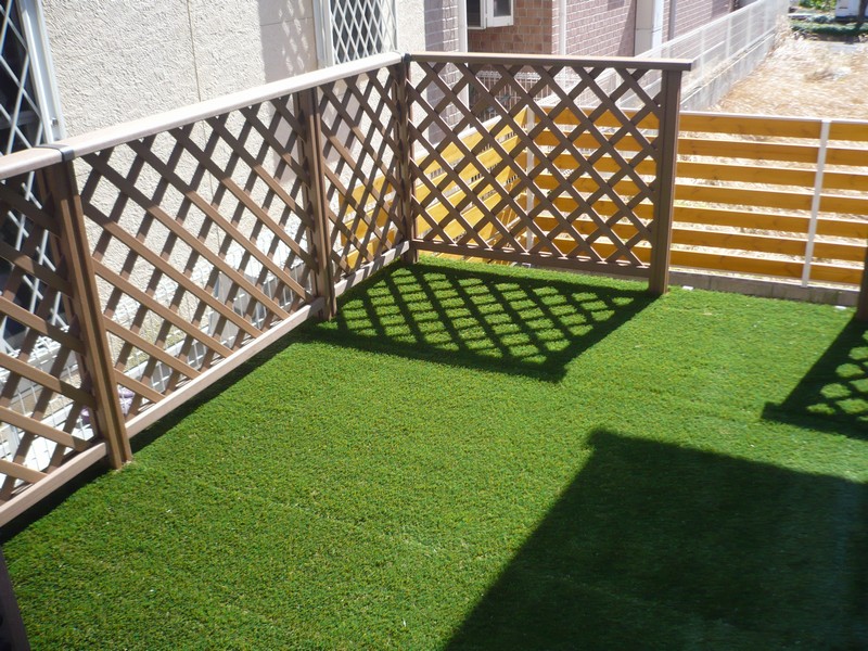 ウッドデッキに使用した景観用の人工芝
