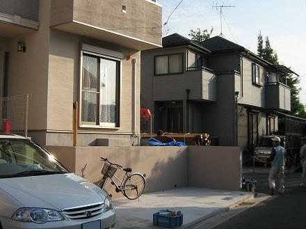 道路からの高さがある変形の敷地に