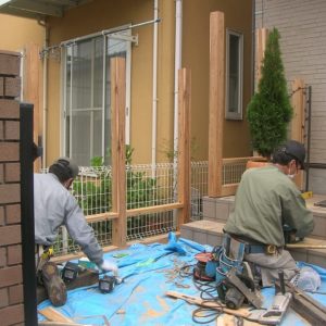 丈夫なウッドフェンスを設置