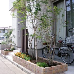 花壇の奥に駐輪スペース。