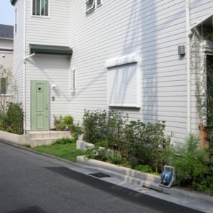 after 足元に緑が入ると建物がより引き立ちます。
