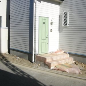before 僅かなスペースの玄関周りも、