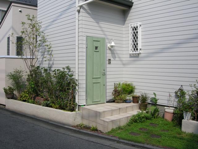 after　左官仕上げの花壇と、イワダレ草が効いてます。