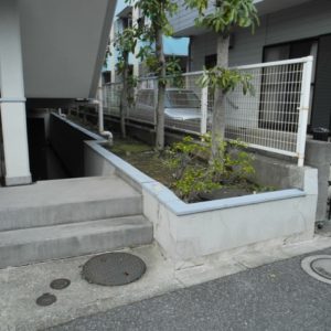 before　植木があるところを。