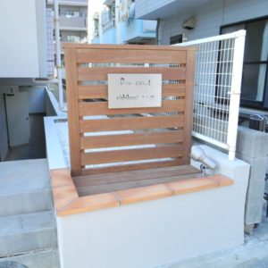 下から、左官仕上げ、セラミック笠木、ウリン門柱。