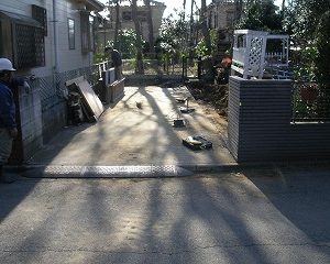 カーポートを撤去した状態から開始です。間口を広げて基礎も広くします。