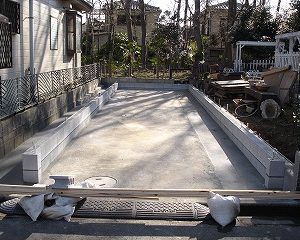 カットした塀もきれいに仕上げます。まずは材料の搬入です。