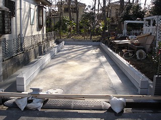 カットした塀もきれいに仕上げます。まずは材料の搬入です。