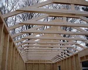 四方の壁ができたら屋根部材を乗せます。