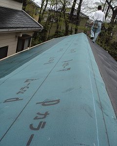 ルーフィングを敷き、アスファルトシングルで屋根を仕上げます