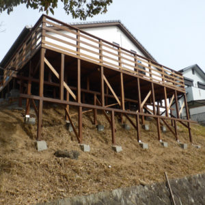 傾斜地に伸びるウッドデッキ