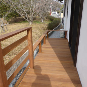 建物に沿って細く伸びたウッドデッキ
