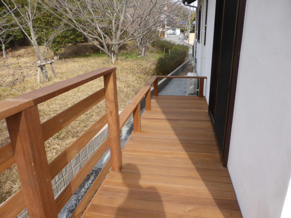 建物に沿って細く伸びたウッドデッキ