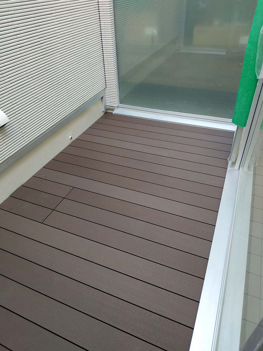 高速道路SAのウッドデッキ